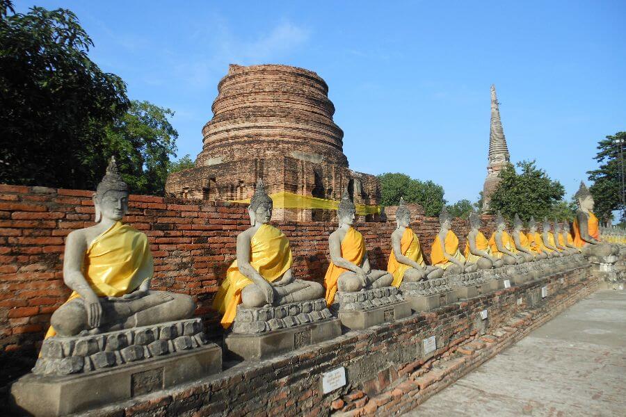 Boeddhabeelden in Ayutthaya tempelruïnes