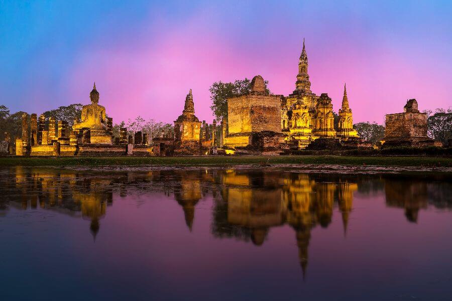 Tempelsilhouetten bij zonsondergang in Ayutthaya