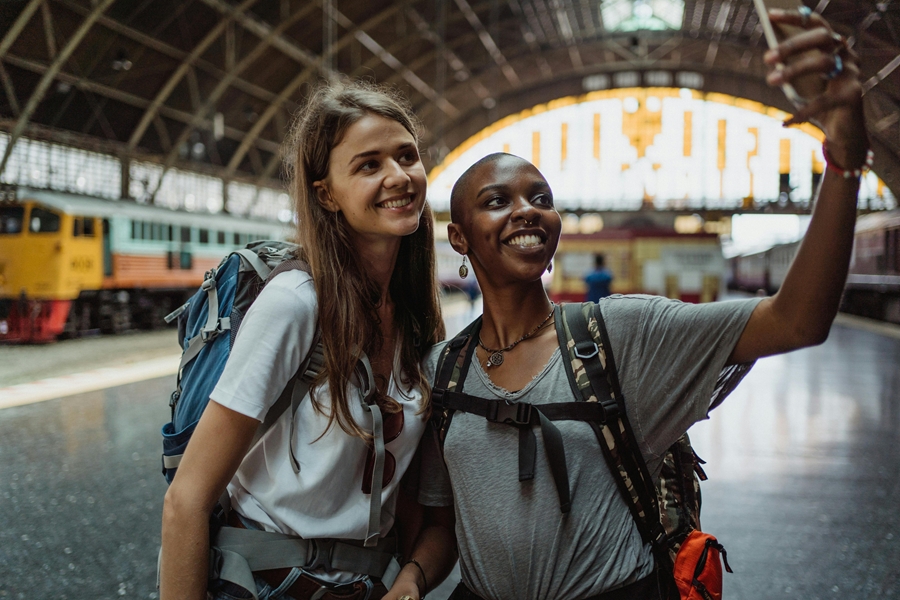 Reizigers in het station van Bangkok