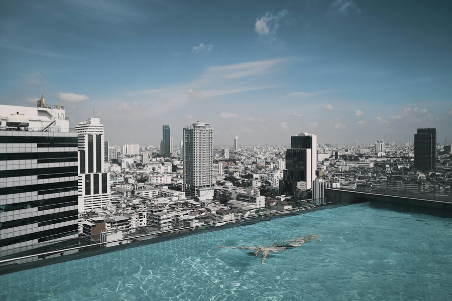 Zwembad met uitzicht over de skyline