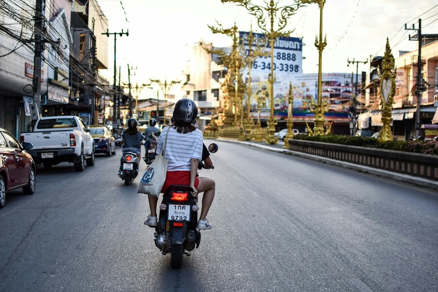 Scooter rijdt door het centrum van Chiang Rai