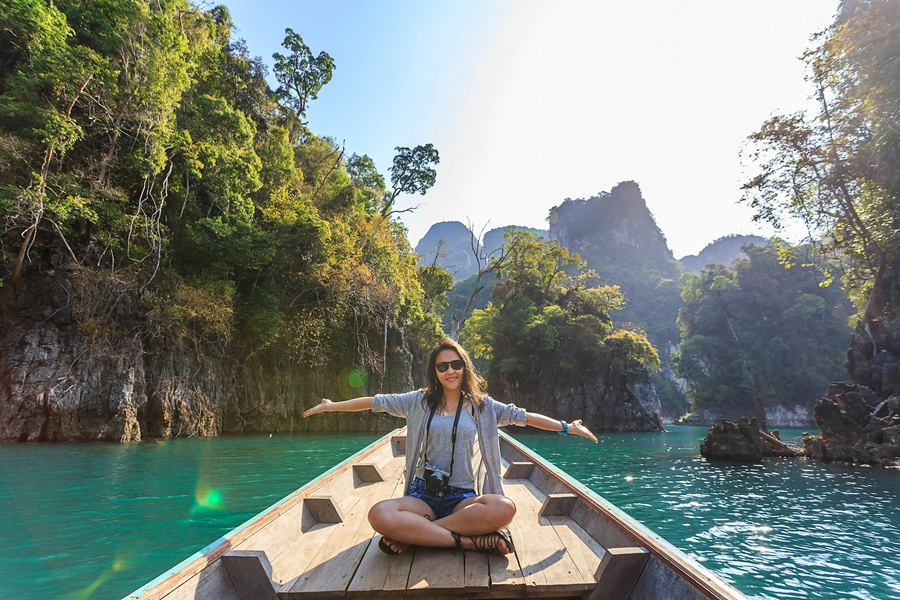 Reiziger op longtailboot in Khao Sok