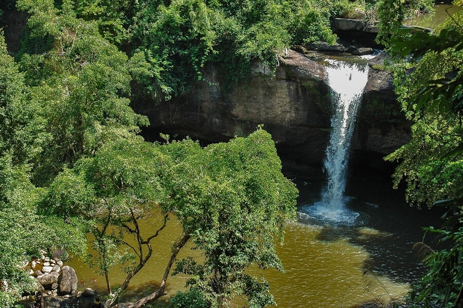 De Haew Narok waterval in Khao Yai National Park met nevel en groene jungle eromheen