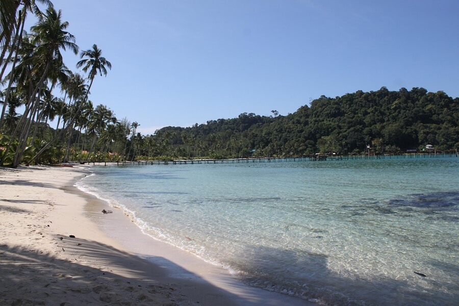 Rustig, verlaten strand op Koh Kood