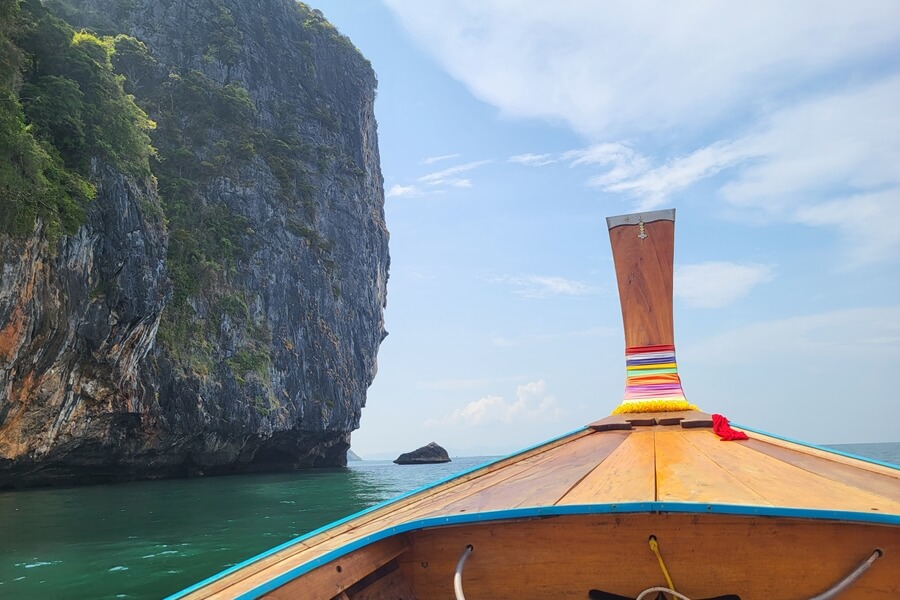 Rustige baai bij Sunset Beach op Koh Kradan met boot en rotsen