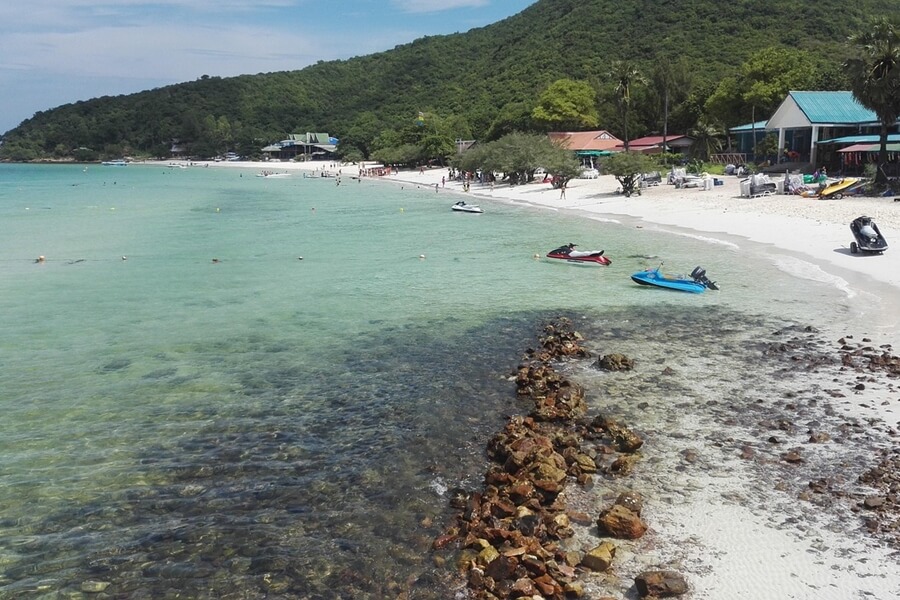 Koh Larn strand met helder water nabij Pattaya