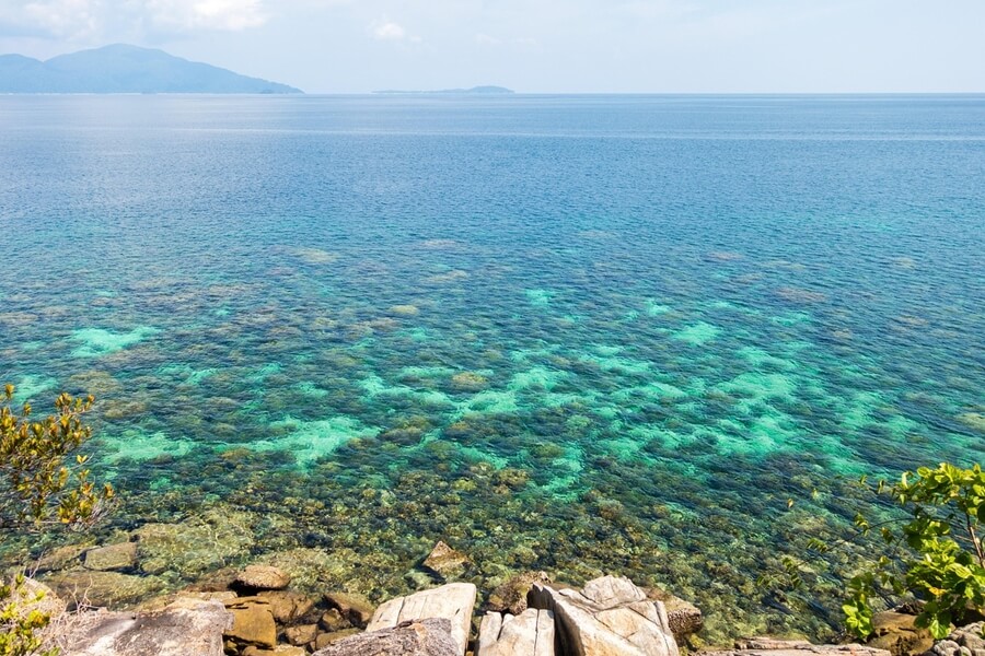 Rotsstrand met helder water op Koh Lipe