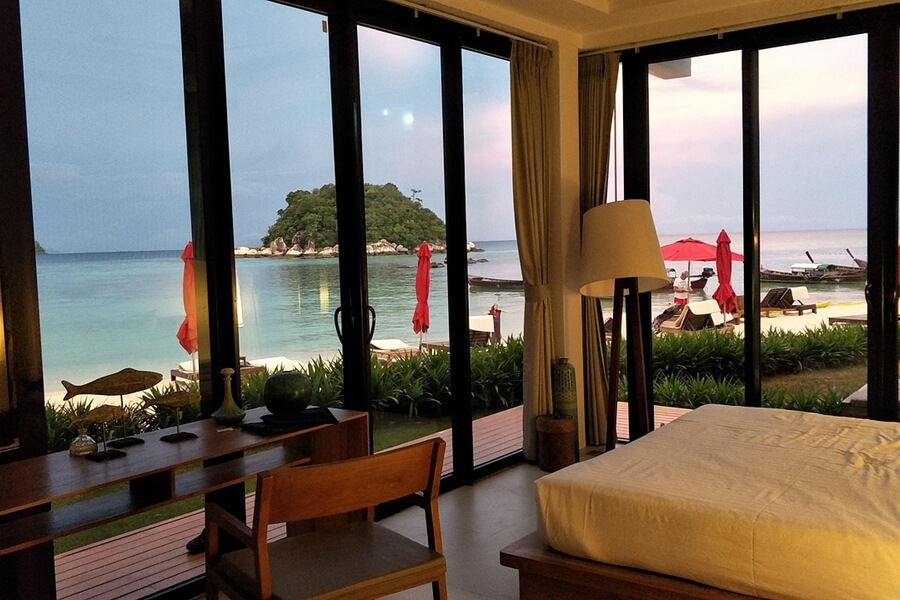 Uitzicht vanaf een strandbungalow op Koh Lipe