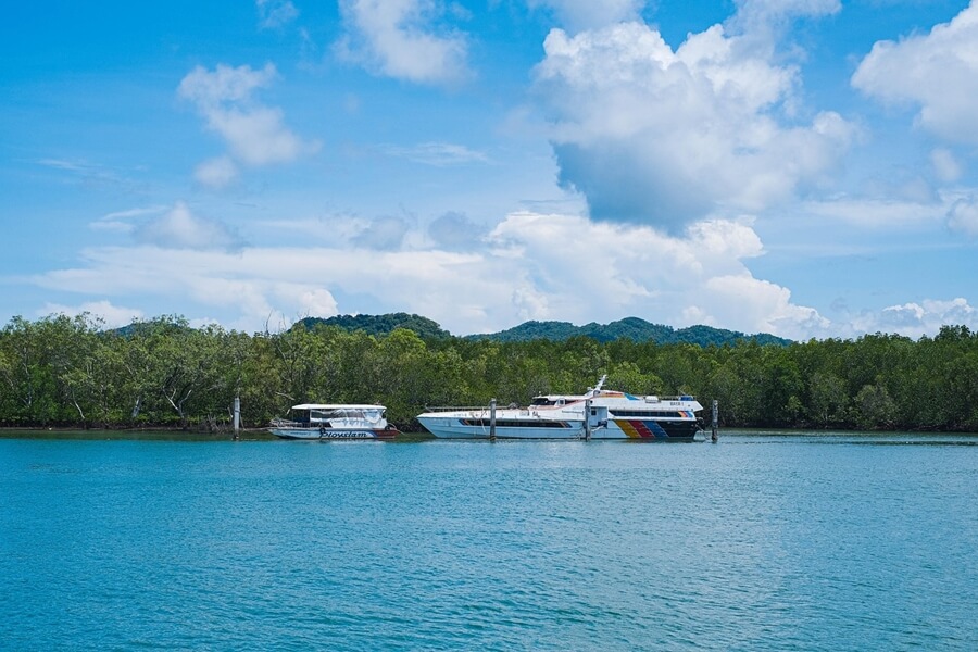Speedboot op groenblauw water bij Koh Lipe