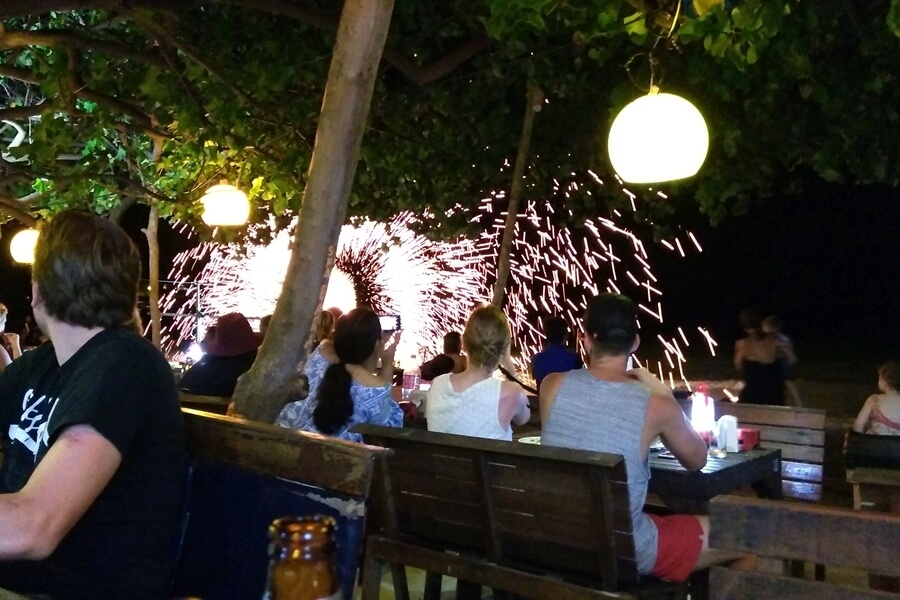 Diner aan het strand met show op Koh Samet