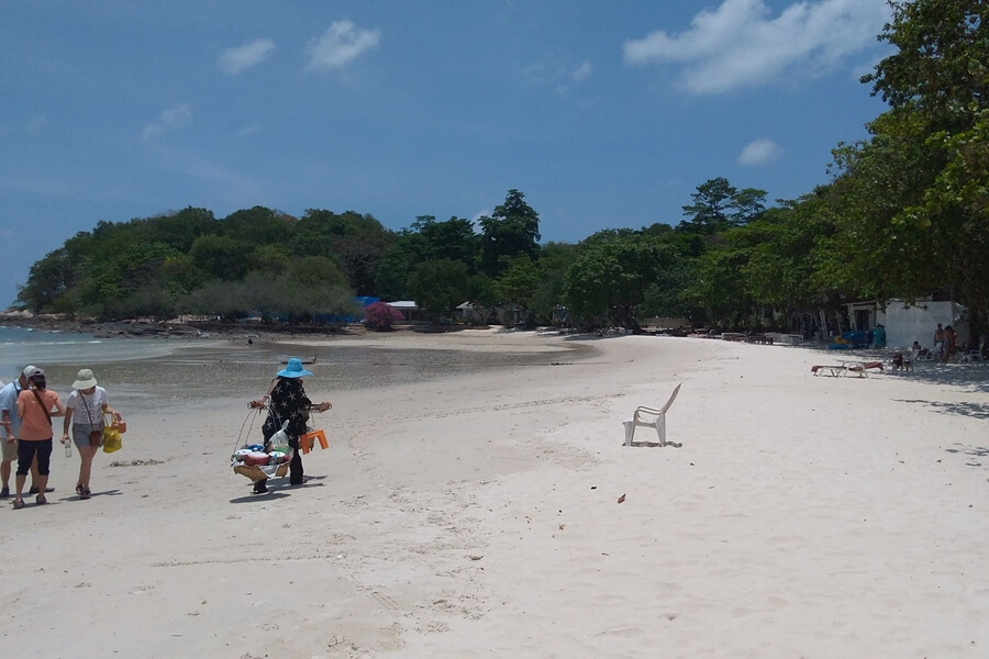 Rustige baai met palmbomen op Koh Samet