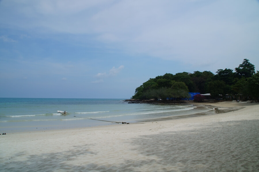 Lichtblauwe zee en wit zand op Koh Samet