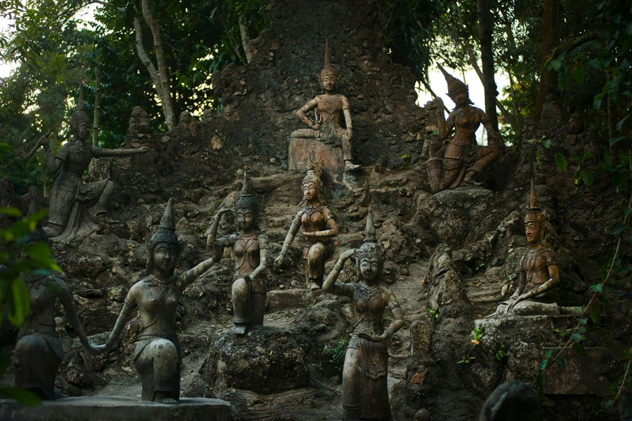 Oude beelden bij een tempel op Koh Samui