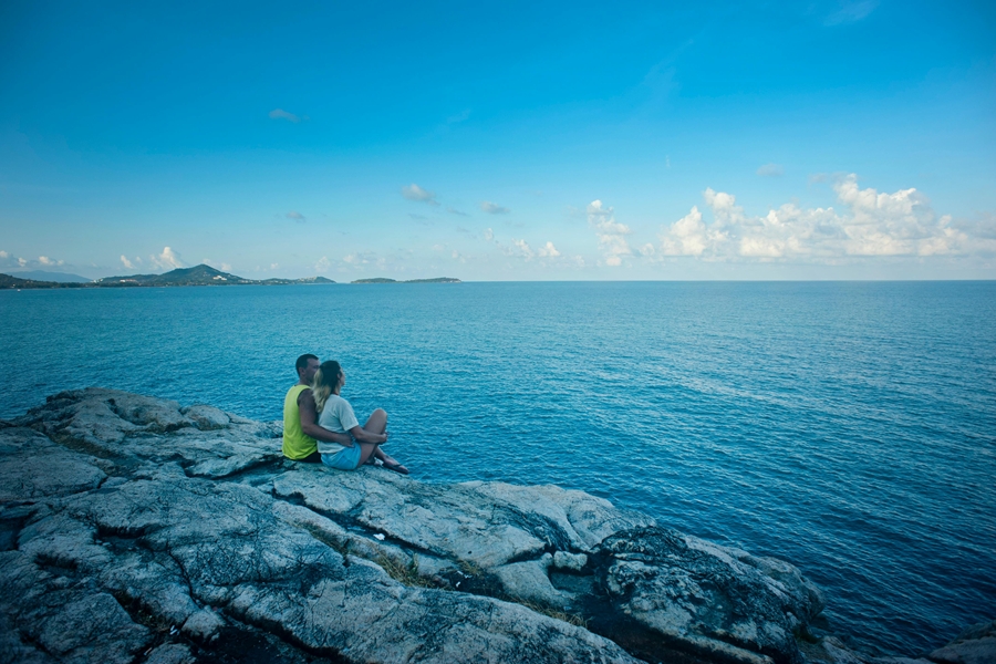 Stel met uitzicht op zee bij Koh Samui