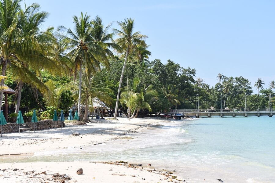 Rustig strand op Koh Yao Yai met uitzicht op zee
