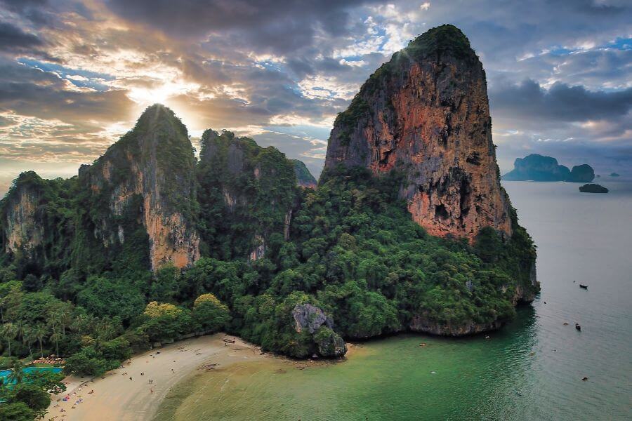 Uitzicht op rotsformaties en zee in Krabi Zuid-Thailand