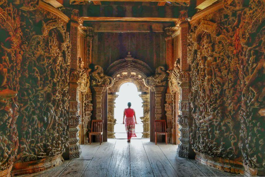 Sanctuary of Truth in Pattaya met rijk houtsnijwerk
