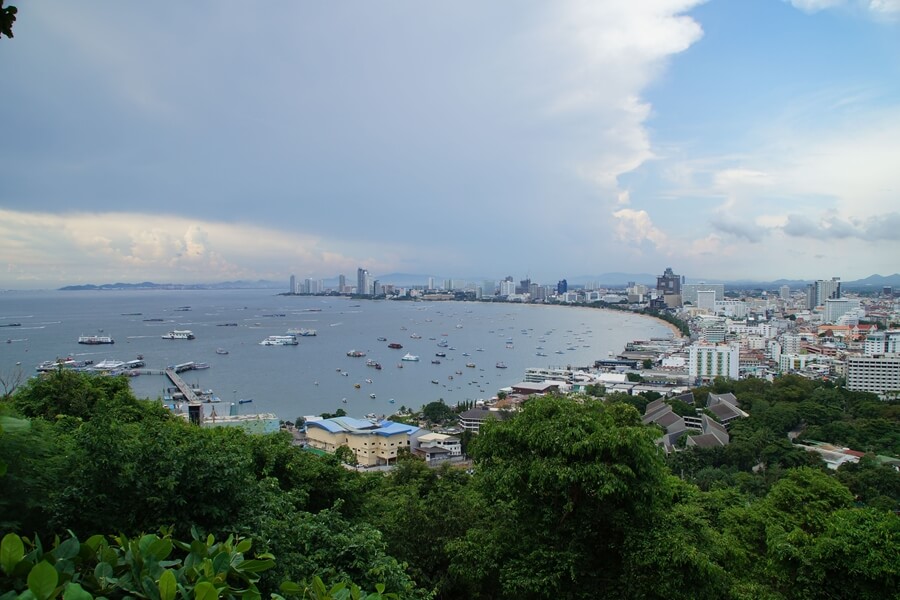 Uitzichtpunt over de baai van Pattaya bij zonsondergang