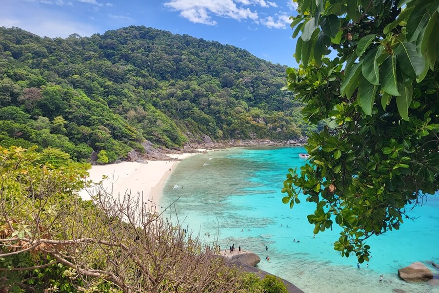 Uitzicht over turquoise water bij de Similan Eilanden