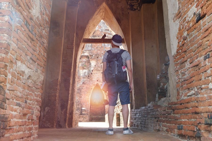 Fietser bij tempelruïne in Sukhothai