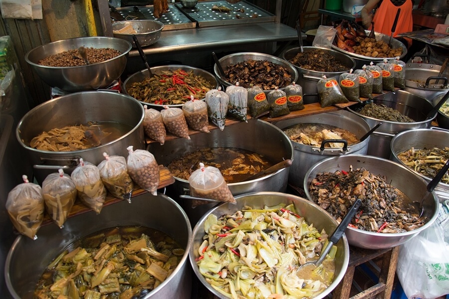 Kraam met streetfood en lokale snacks