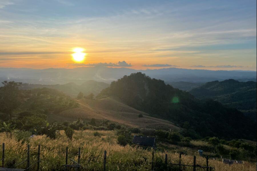 Uitzicht over de groene bergen bij Nan in Noord Thailand