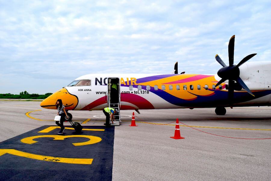 Vliegtuig van Nok Air op de landingsbaan in Thailand