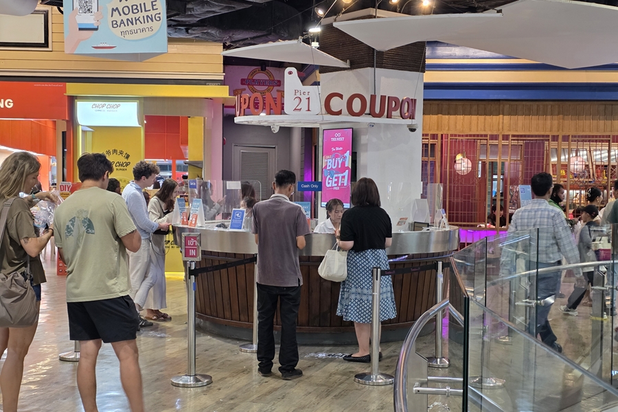 Balie waar je couponkaarten koopt in de foodcourt