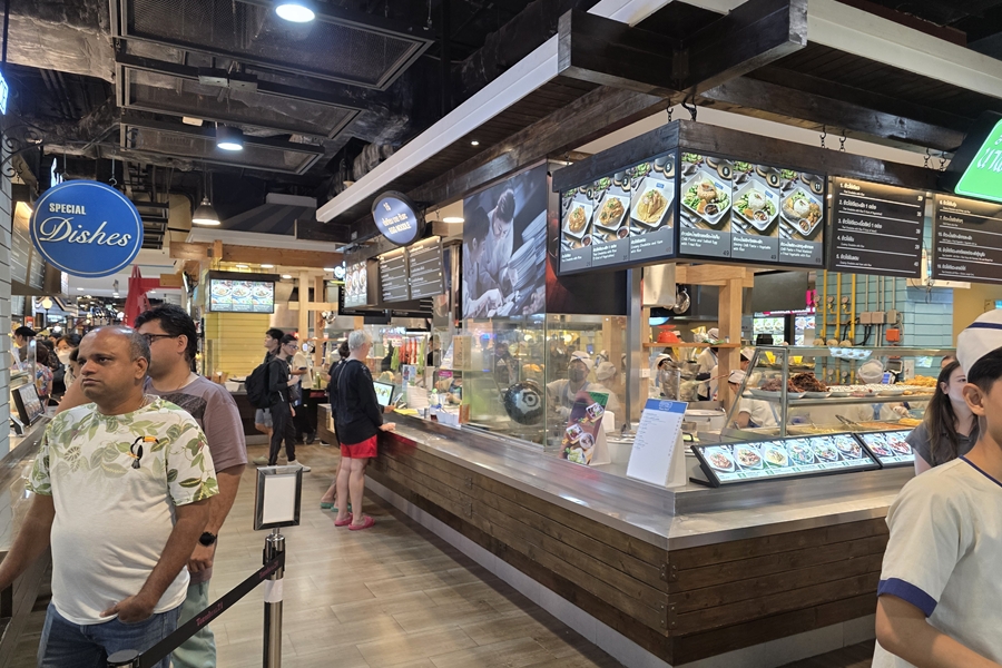 Kraampjes met Thais eten in de Terminal 21 foodcourt