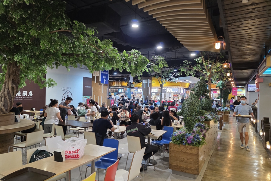 Tafels in de foodcourt van Terminal 21